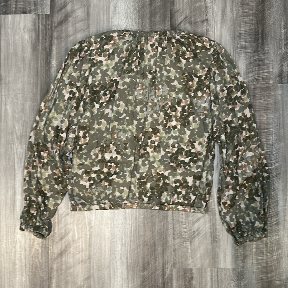 Cloth & Stone Anthropologie Green Camouflage Elastic Hems Blouse - Small - Picture 2 of 5